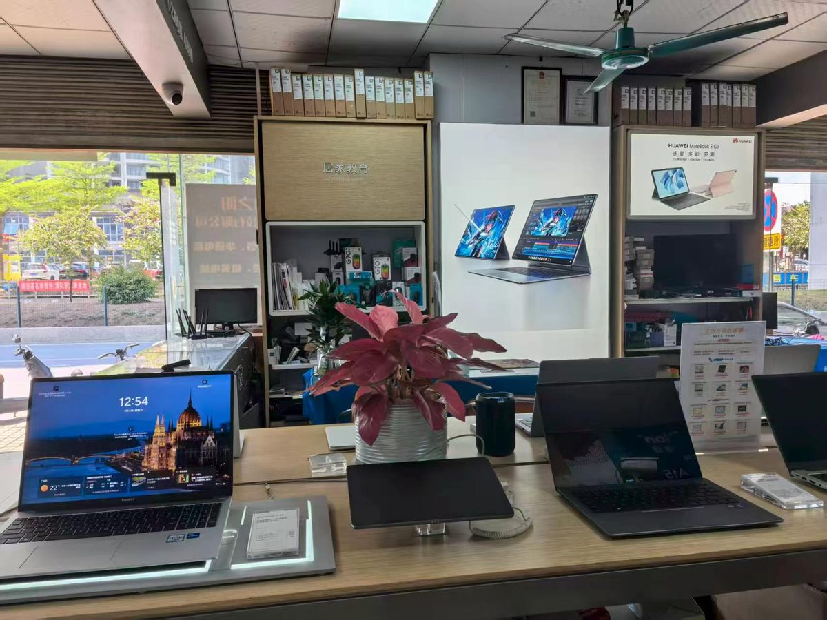 心之阳电脑广州增城新塘门店内景：笔记本展示台与产品陈列区